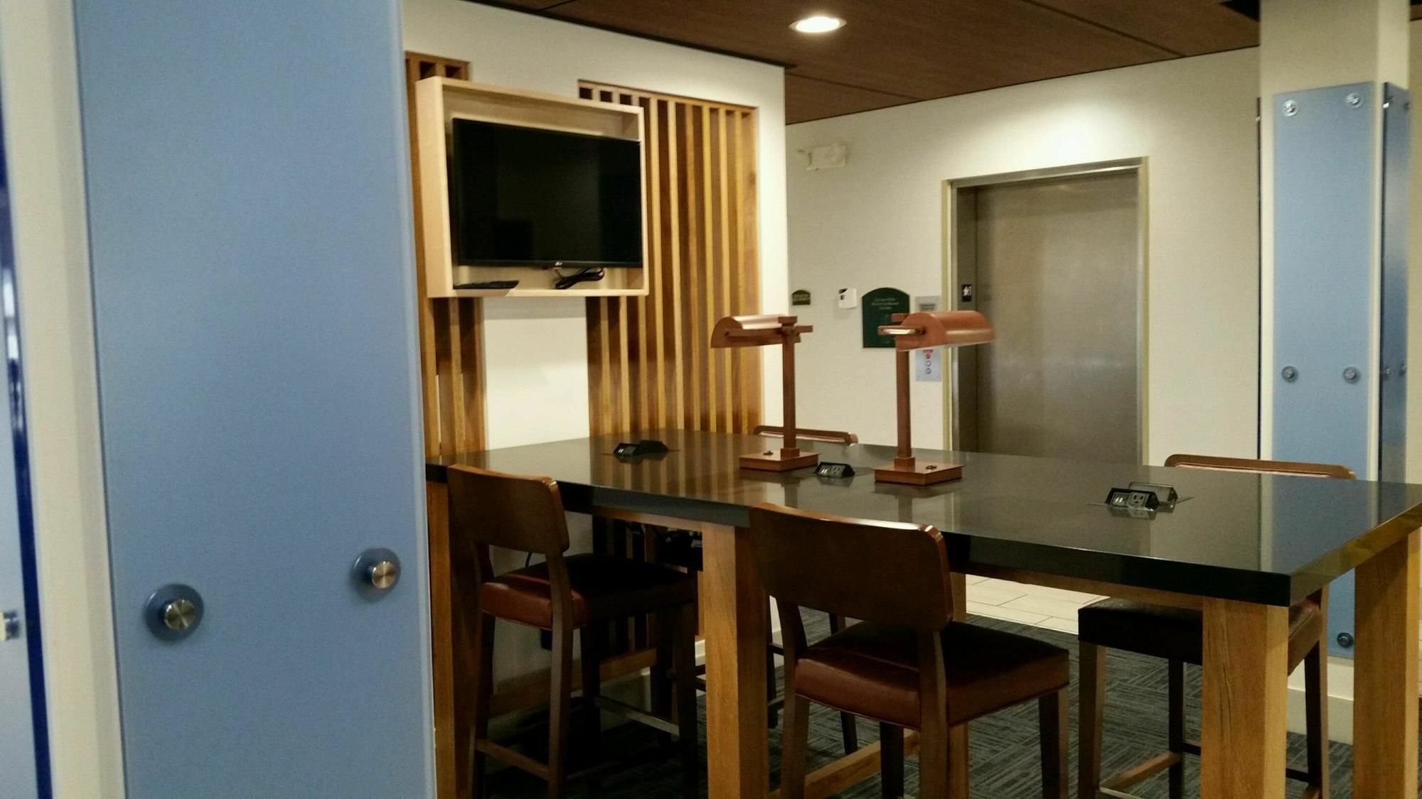 Hotel Express Knoxville-strawberry Plains By Ihg 2*